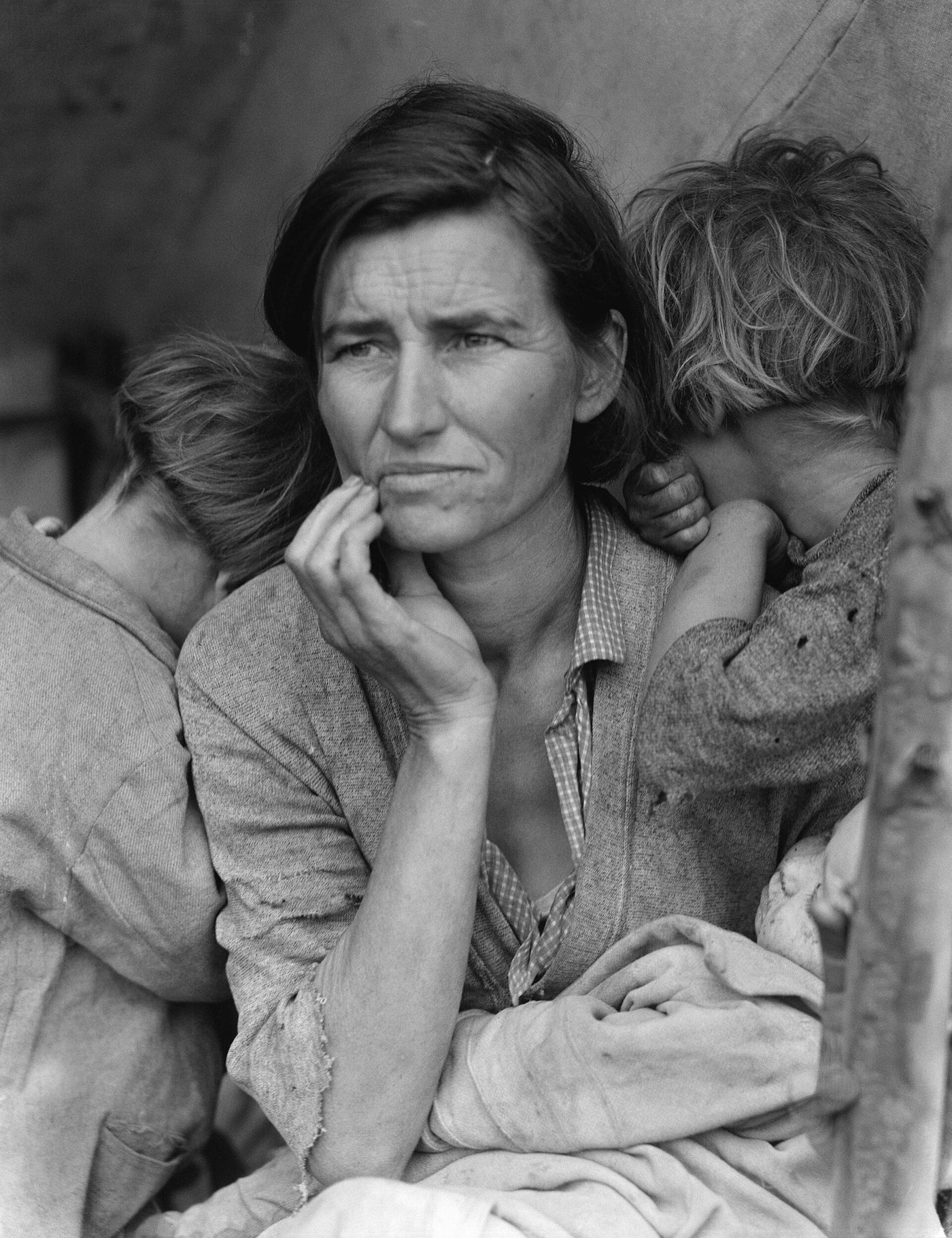 Dorothea Lange, Migrant Mother, 1936 — a mother with children leaning against her in a migrant labour camp in California during the Great Depression